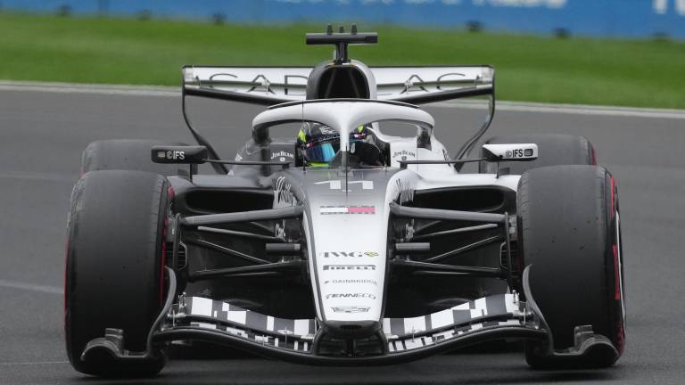 Checo Pérez tuvo complicaciones en su debut con Cadillac.