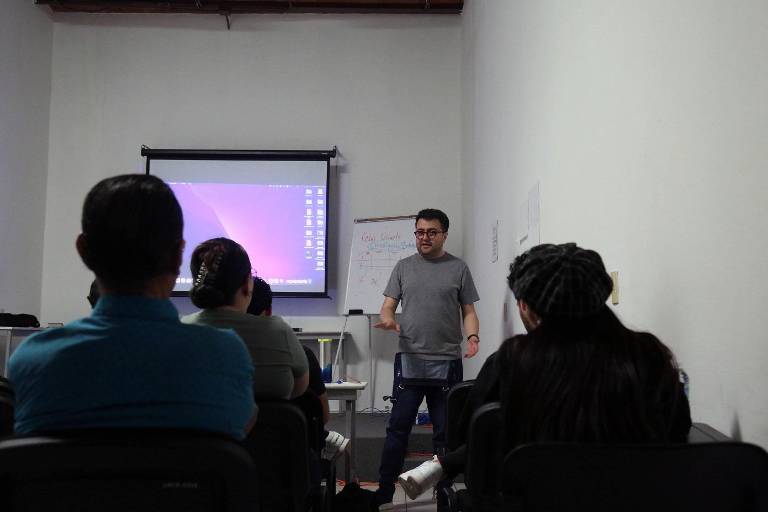 Inicia curso de cine documental con César Uriarte