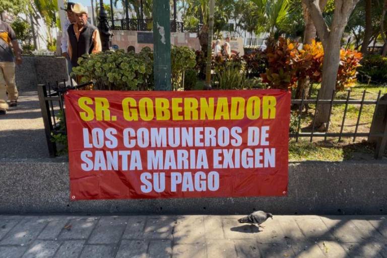 Comuneros de Santa María protestan en Mazatlán para exigir pagos de indemnización por construcción de la presa