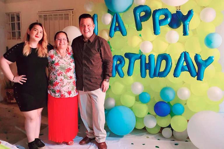 Celebra entre familiares y amigos