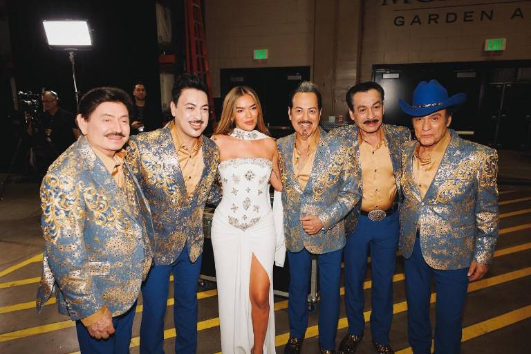 Los Tigres del Norte provocan emoción en Karol G, durante los Latin Grammy