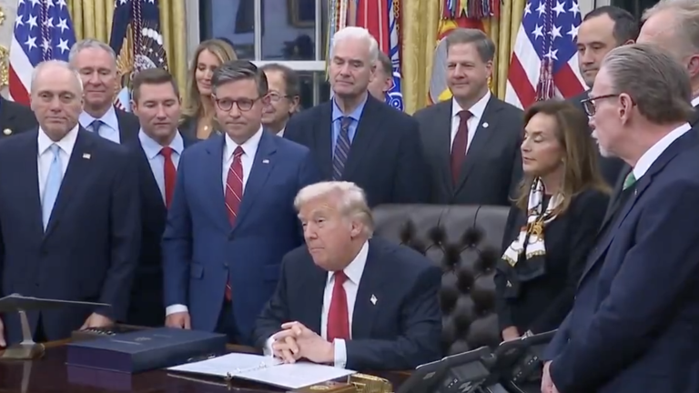 El Presidente Donald Trump firmó este miércoles el acuerdo que puso fin al cierre de Gobierno.