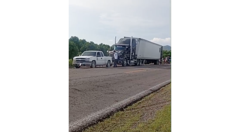 Despojan cajas de cerveza a trailero varado en la Mazatlán-Tepic