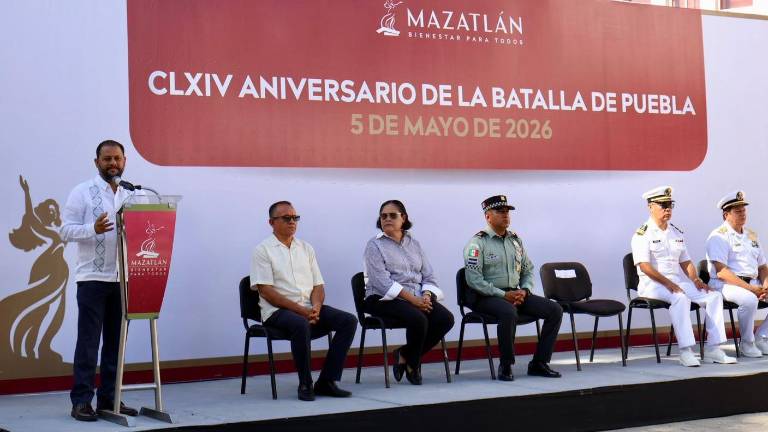 El Secretario del Ayuntamiento de Mazatlán Moisés Ríos Pérez en el evento conmemorativo de la Batalla de Puebla.