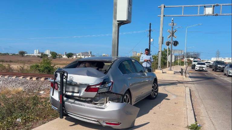 El automóvil quedó atravesado tras ser golpeado por el ferrocarril en Marina Mazatlán.