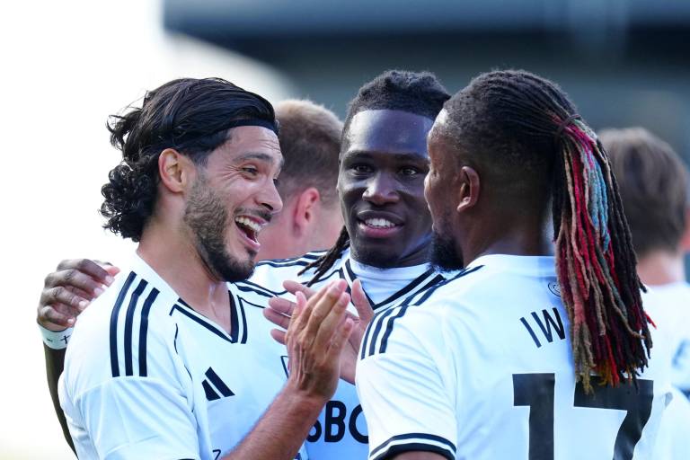 Raúl Jiménez marca golazo de tiro libre con Fulham y llega encendido al debut en Premier League