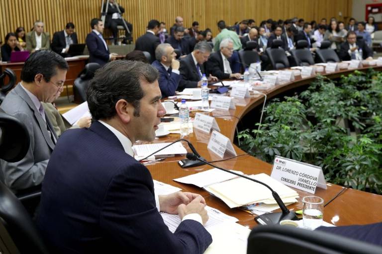 AMLO propone que consejeros del INE sean elegidos por sorteo