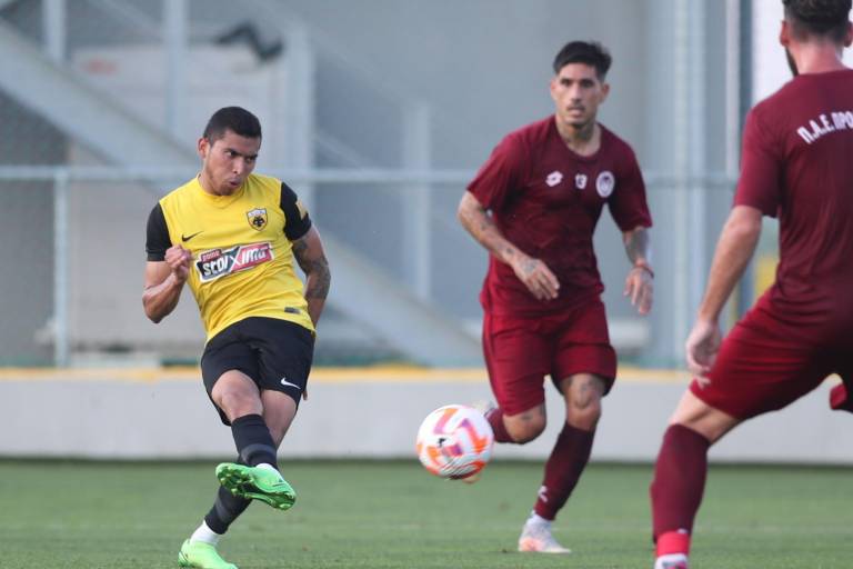 Orbelín Pineda marca doblete en el triunfo del AEK de Atenas