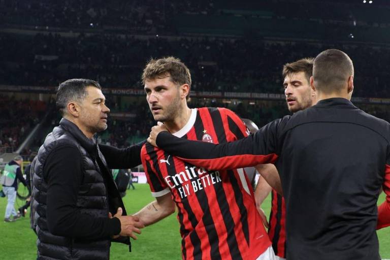 Santiago Giménez cierra su primera temporada en Italia sin títulos