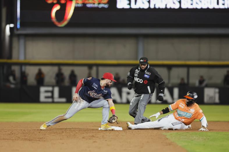 $!César Salazar se viste de héroe y Naranjeros toma ventaja en la semifinal