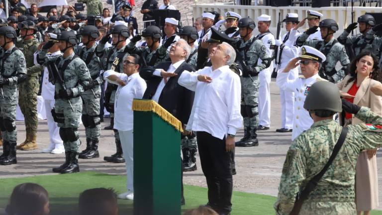 López Obrador izó la Bandera en el asta monumental y tomó el juramento de Bandera a los nuevos integrantes de escoltas.