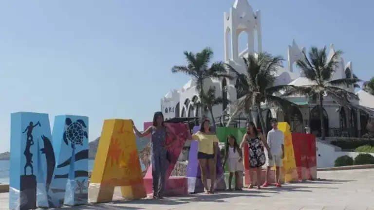 La Alcaldesa de Mazatlán invitó a mazatlecos y turistas a tomarse fotos y videos en las Letras de Mazatlán.