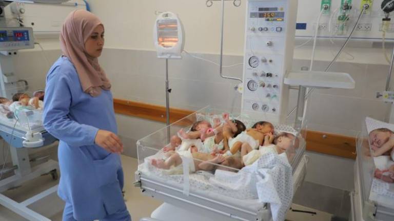 Bebés en el Hospital Al-Helal Al-Emarati en Rafah.