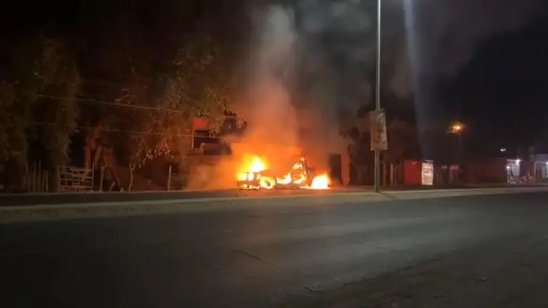 La unidad fue consumida por el fuego tras presentar una aparente falla mecánica.