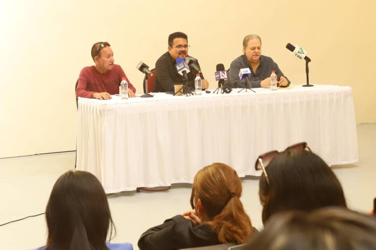 Obtiene Claudina Domingo el premio de Poesía Clemencia Isaura 2024