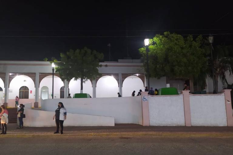 Auto vuelca en carretera a Imala; hay 5 heridos