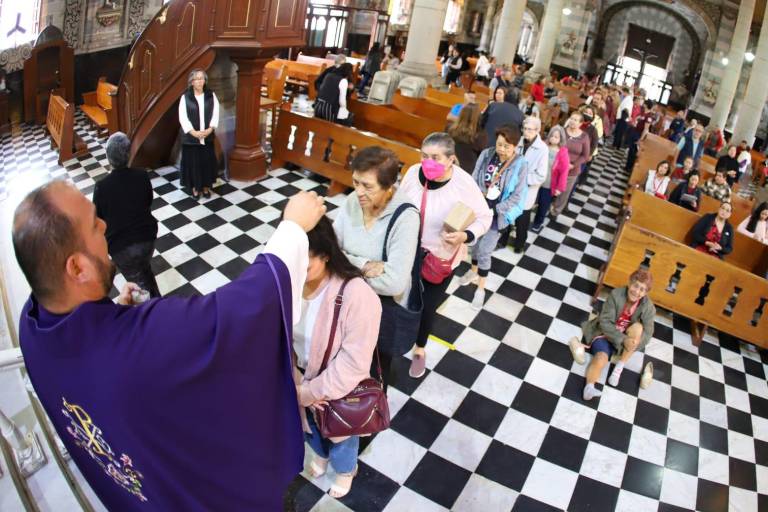 Acuden fieles de Mazatlán a tomar la ceniza en Catedral en este inicio de la Cuaresma