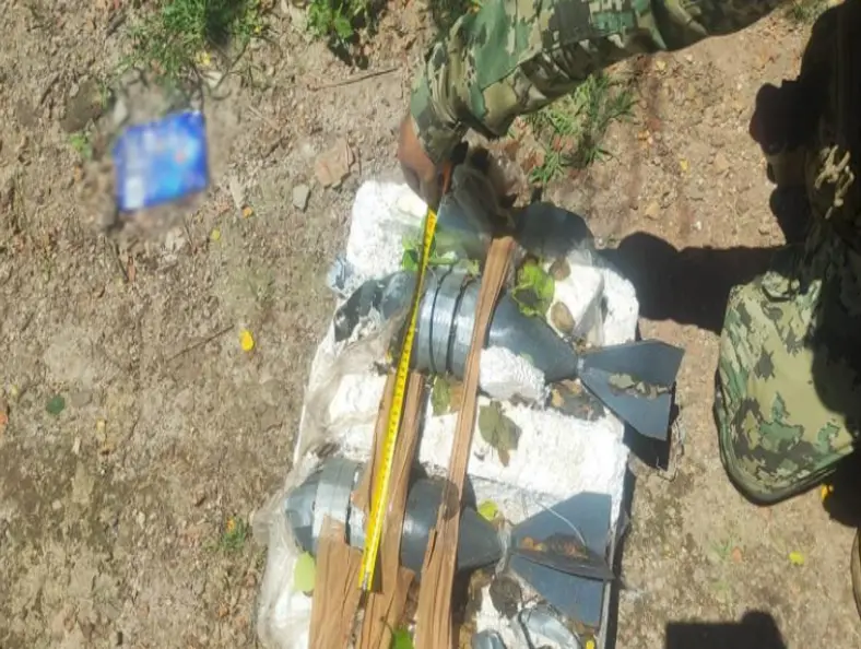 $!Hallan camioneta abandonada con 49 artefactos explosivos en Palo Blanco, Mazatlán