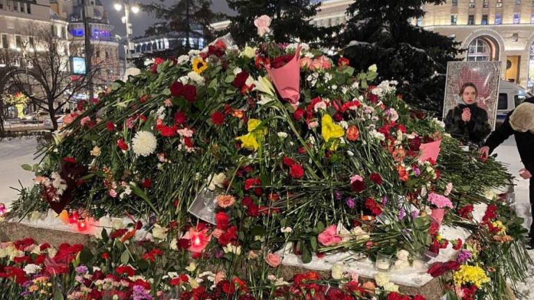 Activistas ofrecieron flores a Navalny, pero la Policía de Rusia los detuvo.