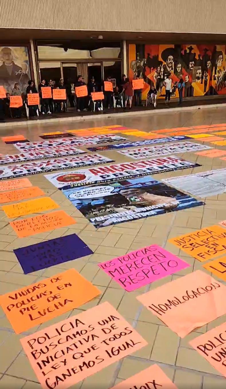 $!Bloquean Guerreros Azules accesos al Palacio de Gobierno