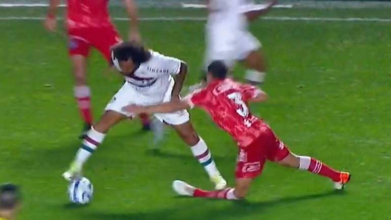 Marcelo fractura a rival y sale llorando en la Libertadores