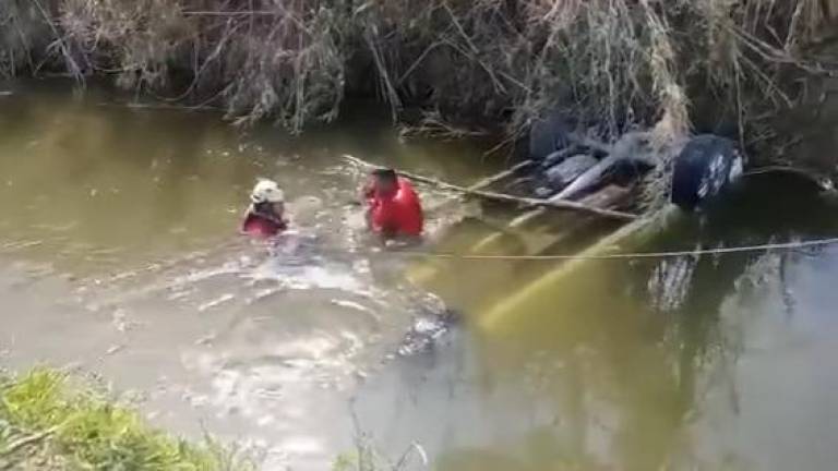 Hallan 14 cuerpos en camioneta sumergida en río de Pesquería, NL