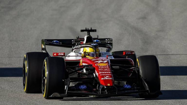 Lewis Hamilton y Ferrari marcan el mejor tiempo de la semana.