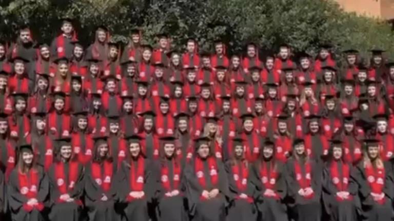 Durante la toma de fotografía de graduación, el templete colapsó y dejó 33 heridos.