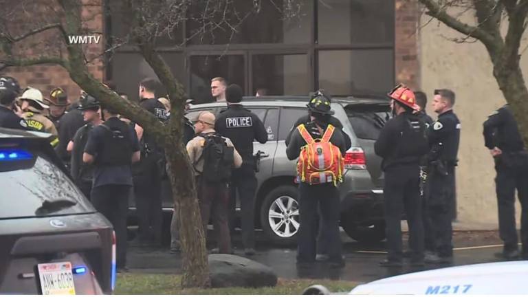 Elementos policíacos atienden la escuela donde ocurrió un tiroteo, en Wisconsin.