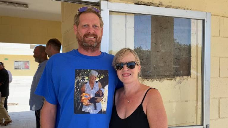 Chris Friberg, junto con otros residentes extranjeros en Teacapán, recorren el albergue para jornaleros agrícolas.