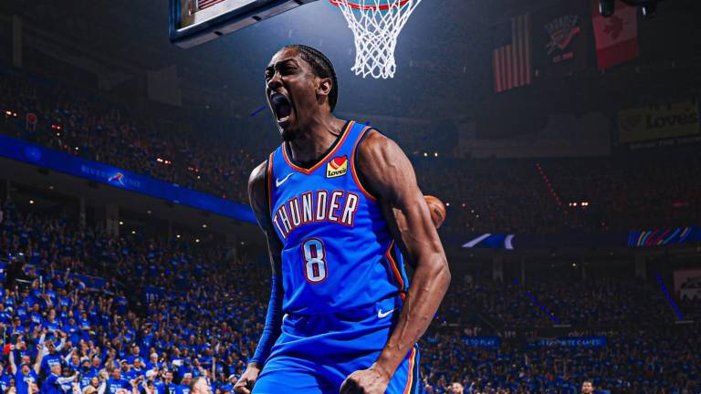 Thunder arrasan 119-84 a Suns en inicio de playoffs.