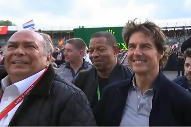 Tom Cruise festeja con el padre de Checo Pérez en el Gran Premio de Gran Bretaña