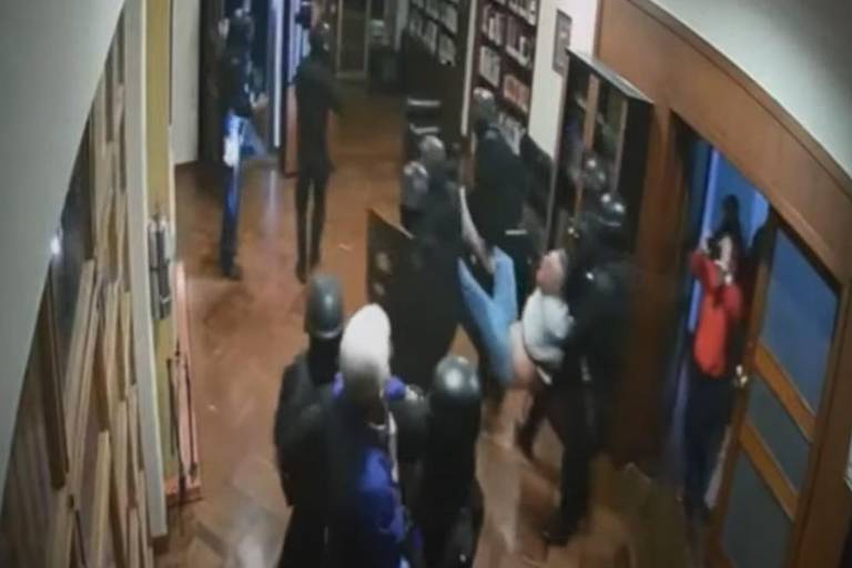 Exhibe AMLO videos de asalto a Embajada de México en Ecuador