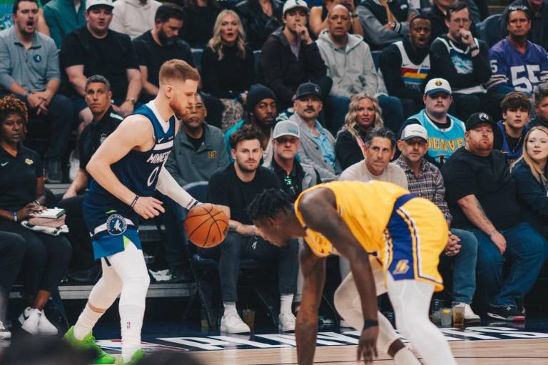 Lakers en problemas: con un Luka Doncic enfermo caen en Minnesota y se complican en los Playoffs