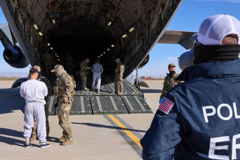 Gobierno de Trump ha detenido a 113 mil inmigrantes y expulsado a 100 mil; los manda a México