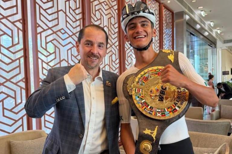 Isaac del Toro recibe cinturón conmemorativo del CMB previo a Campeonato Mundial de Ciclismo
