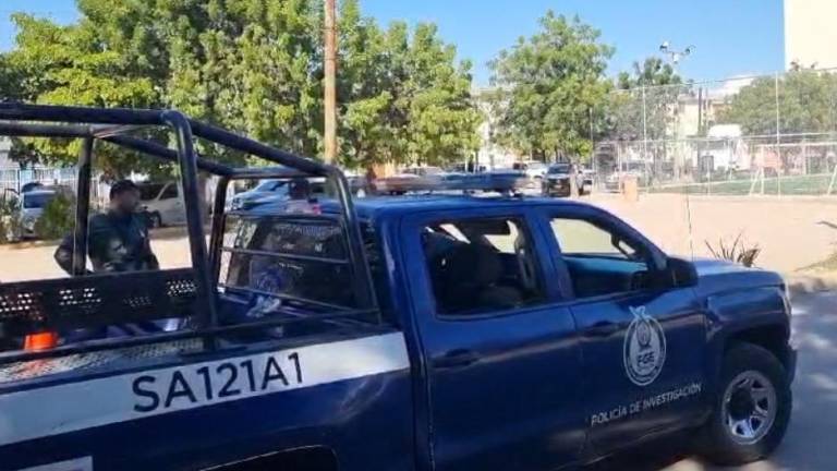 Despojan vehículo a mujer con lujo de violencia en Culiacán