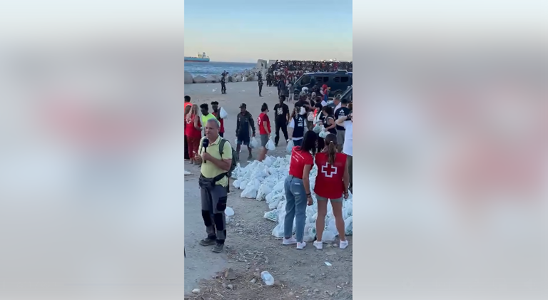 Entrega de apoyos a los migrantes que entraron a Ceuta.