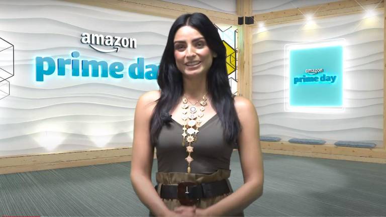 La actriz Aislinn Derbez conduce el programa Amazon Prime Day.