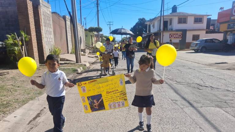 Alumnos del preescolar Fernando Montes de Oca, en la sindicatura de Agua Verde, Rosario, participaron en un desfile para conmemorar el Día Internacional del Cáncer Infantil.