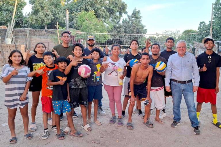 Entregan balones de voleibol a niños y jóvenes de la colonia 13 de Septiembre en Escuinapa