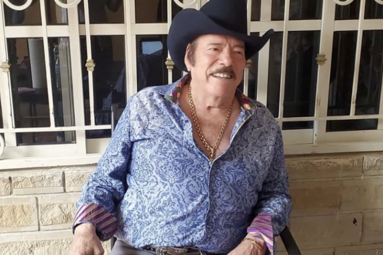 Lalo Mora recibe críticas por besar a fans pese al Covid-19