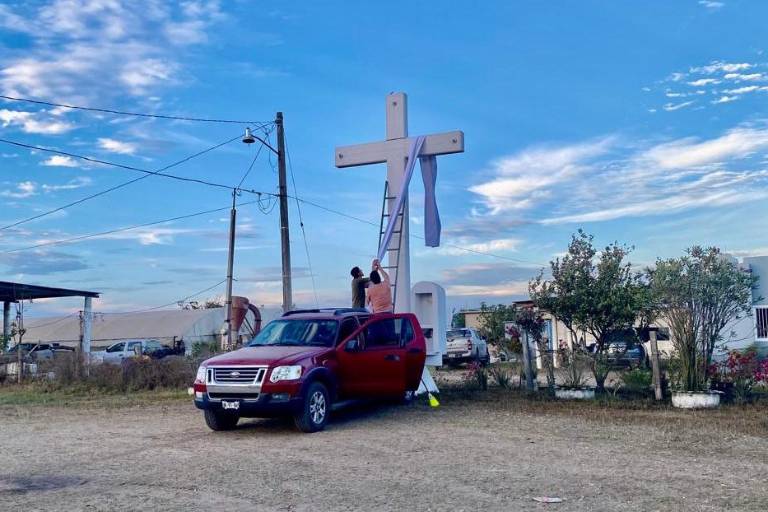 Colocan lienzos en la Santa Cruz, tradición de Cristo Rey, en Escuinapa
