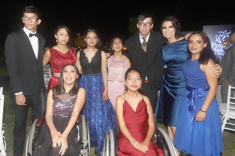 Disfrutan deportistas de alegre velada