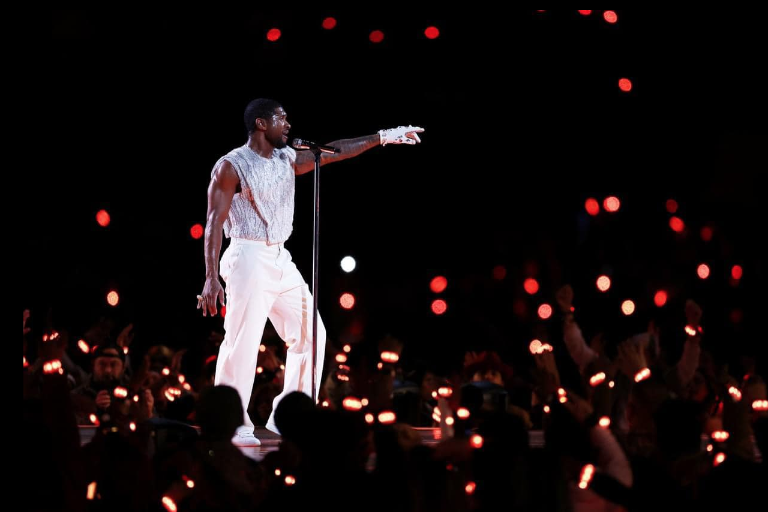 Ofrece Usher lucido show en el medio tiempo; en redes sociales se dividen opiniones sobre su actuación