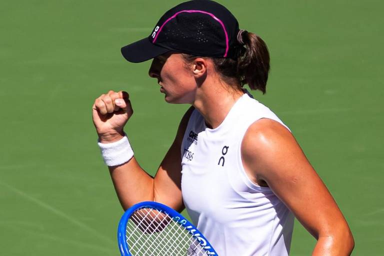 La polaca Iga Swiatek se deshace en dos sets de la colombiana Emiliana Arango