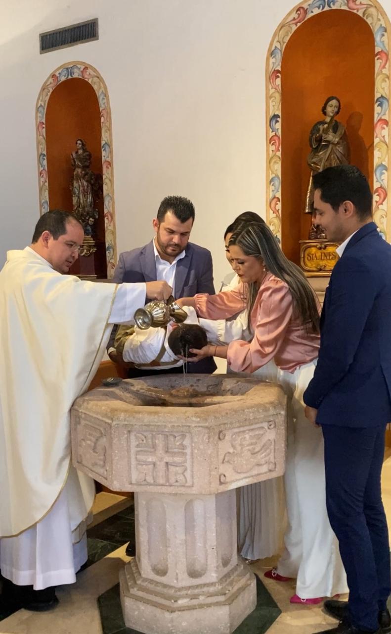 $!Jesús Daniel recibió las aguas del Jordán sostenido por sus padrinos Alexander Sánchez González y María Isabel González Rosas.