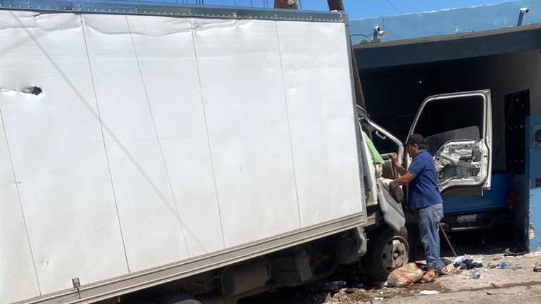 La unidad se impactó contra un domicilio de la colonia Hacienda del Valle, en Culiacán.