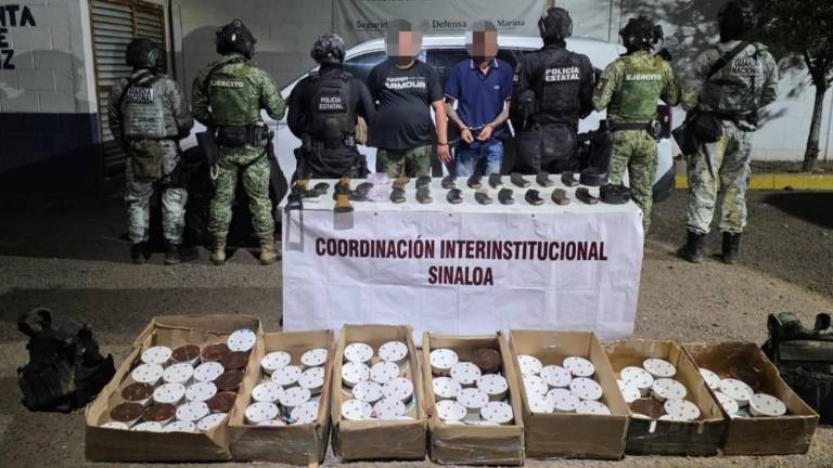 Elementos de seguridad resguardan a los dos detenidos y el armamento asegurado en Concordia.