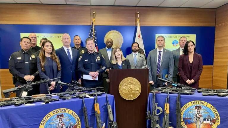 Autoridades de San Diego informan sobre el arresto de 39 integrantes de la pandilla “Mafia Mexicana”.